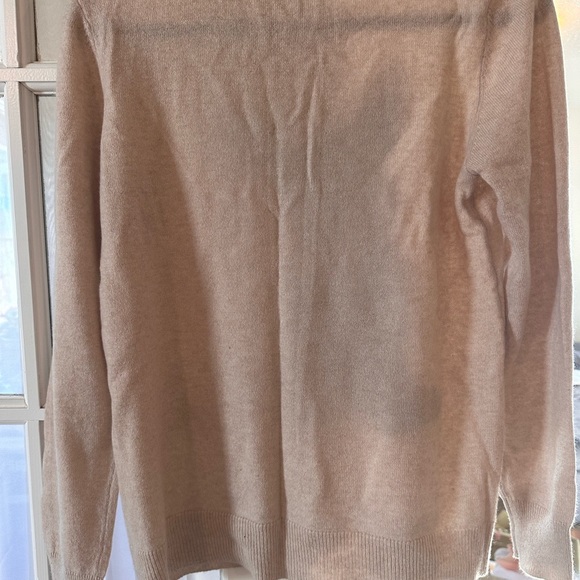 100% cashmere sweater. Some piling (pictured). Very stretchy - Picture 3 of 4